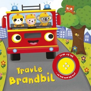 Tre dyr i brandmandsuniformer kører en rød brandbil. En kat sidder i et træ. Tekst: "Travle Brandbil".