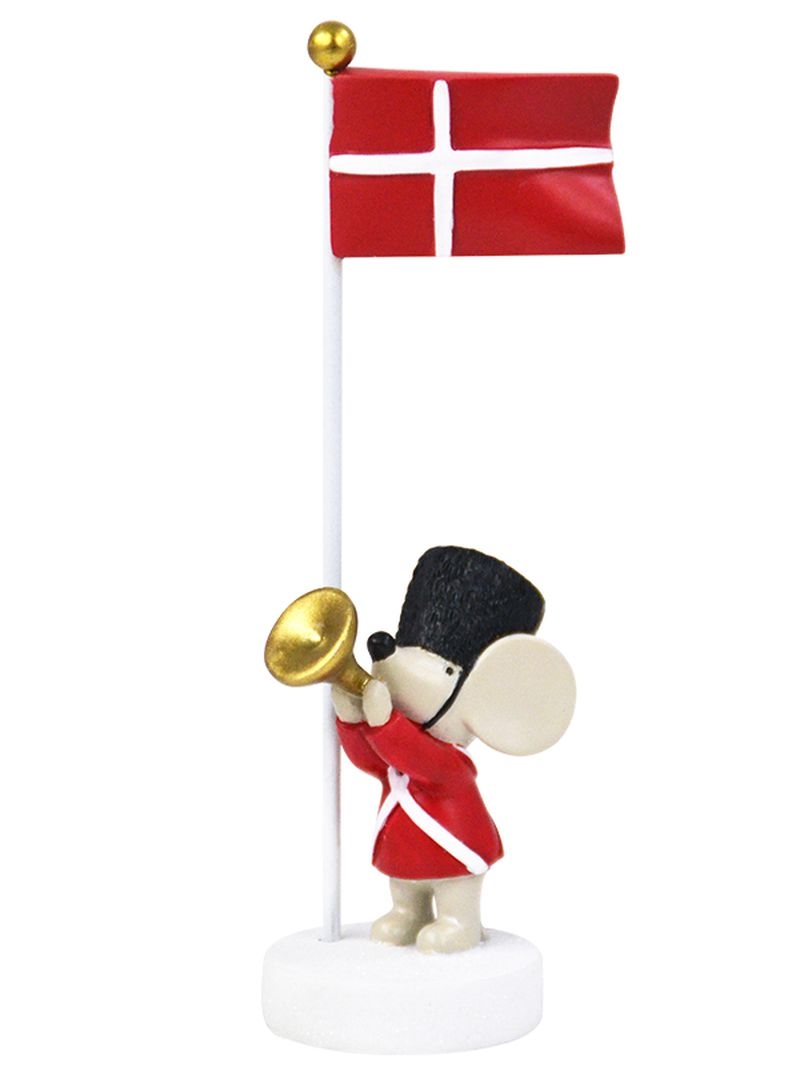 Mus i rød uniform spiller trompet ved flagstang med flag, på hvid rund base.